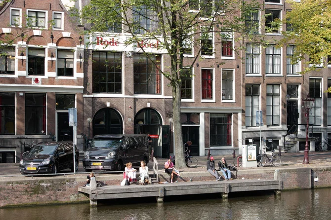 Rode Hoed (tegenover)